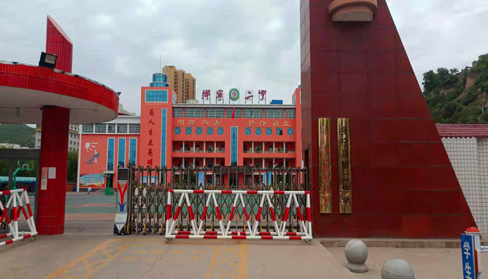 临汾市乡宁二中初一女生被同学围殴 副校长称：同学之间有纠纷