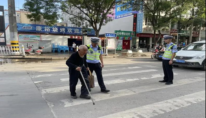 暖心交警扶老人过马路！保德街上“最美背影 ”！