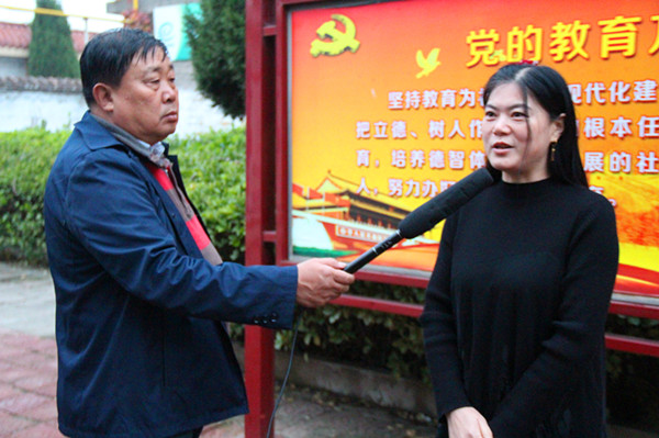 共青团尧都区委文艺下乡小分队 为金殿镇朔村农民朋友送“食粮”